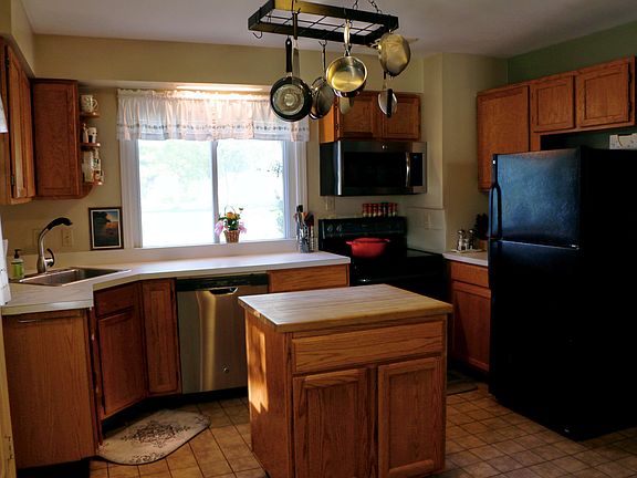 3rd image of 817 Meadowbrook Dr
