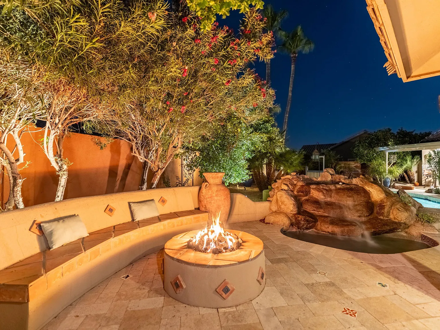 372 W Amoroso Dr — Photo 4