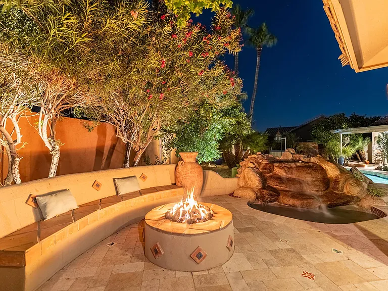 372 W Amoroso Dr — Photo 113