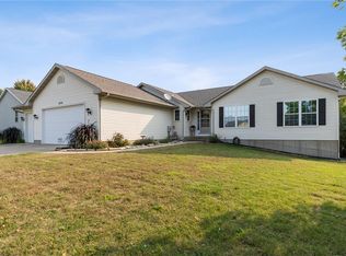 806 Valley Ct, Center Point, IA 52213