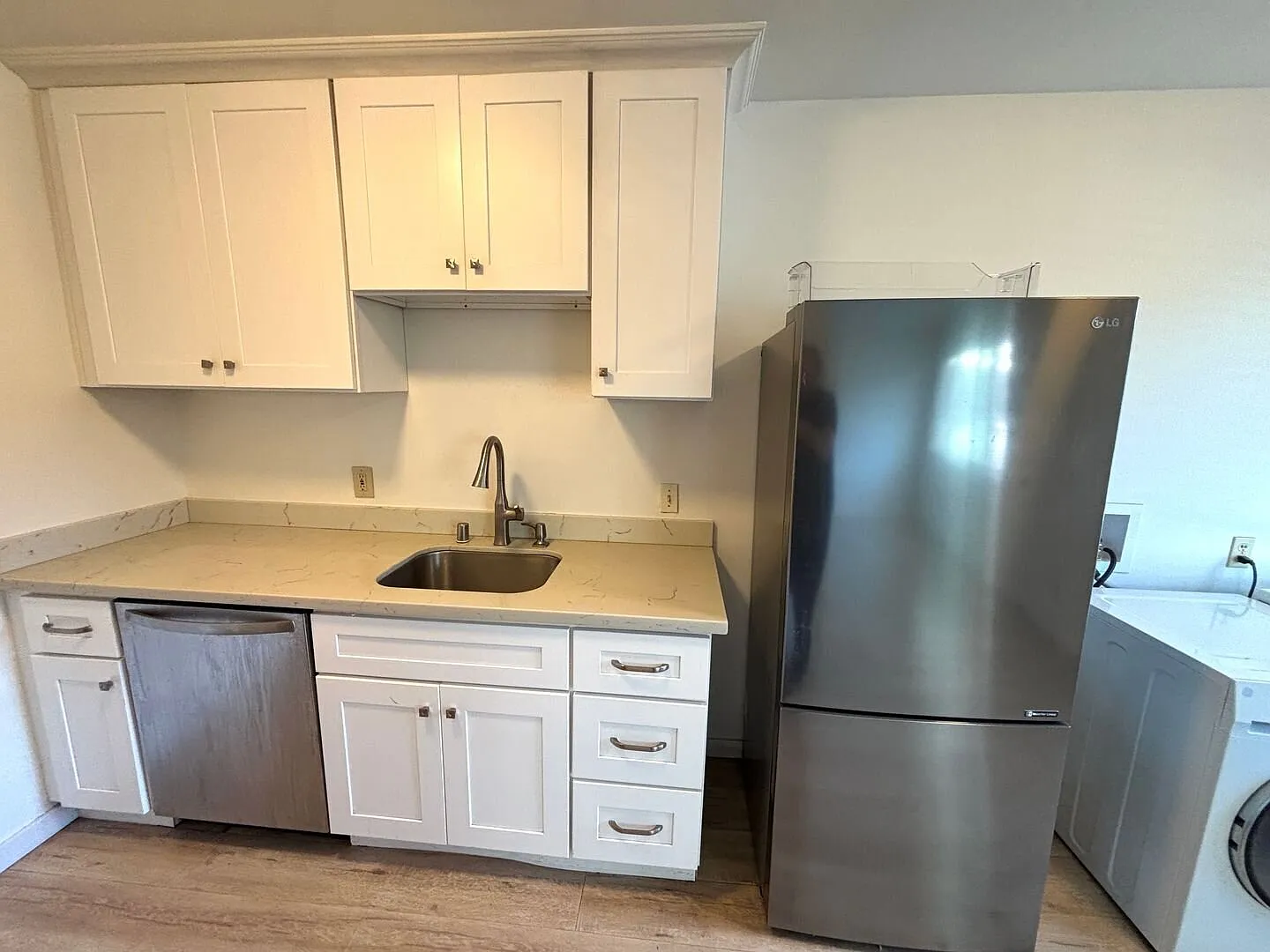 Spacious two bedroom near Webster. Laundry in unit and parking included! — Photo 2