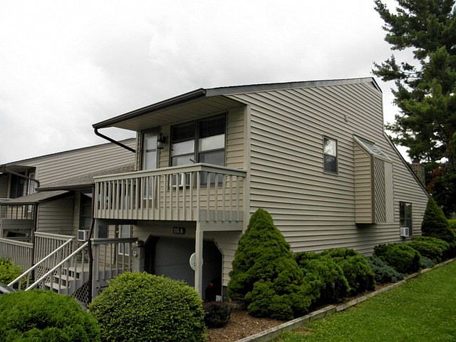 1st image of 116B Heathstone Ct