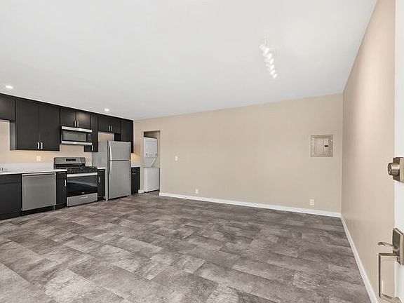 4th image of 1445 Essex St #8