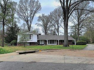 21 Vicksburg Cir, Saint Louis, MO 63123