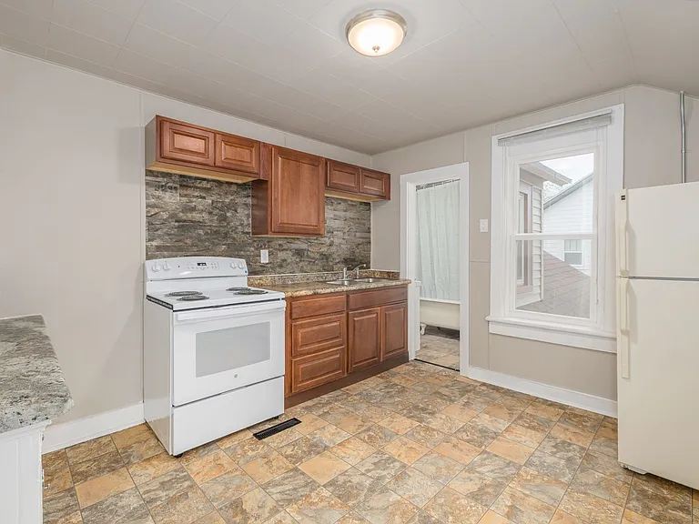 476 Linden St — Photo 4