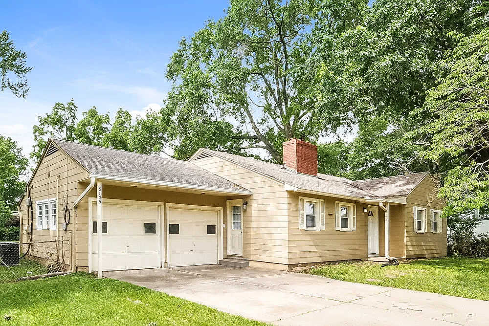3 bed, 1.0 bath, 1336 sqft, $1,785 — Photo 3