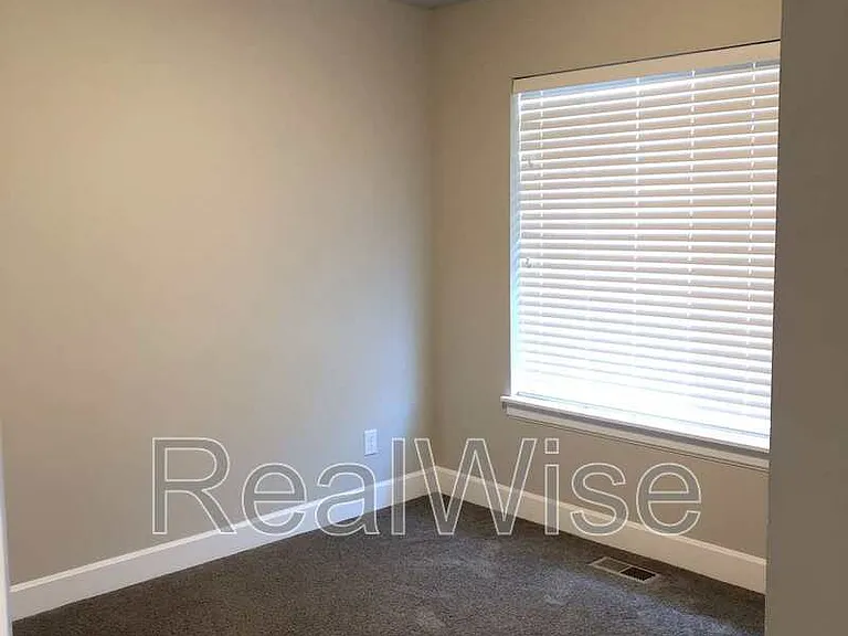 474 NE Oak Ave — Photo 9