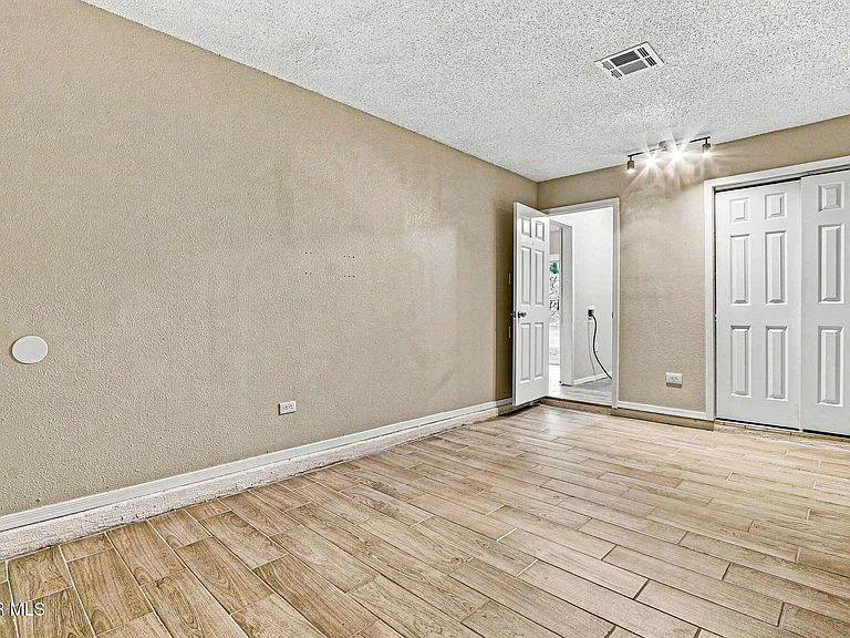 11524 Meadowbrook Dr — Photo 18