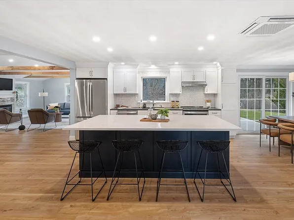 117 Nob Hill Dr, Framingham, MA 01701