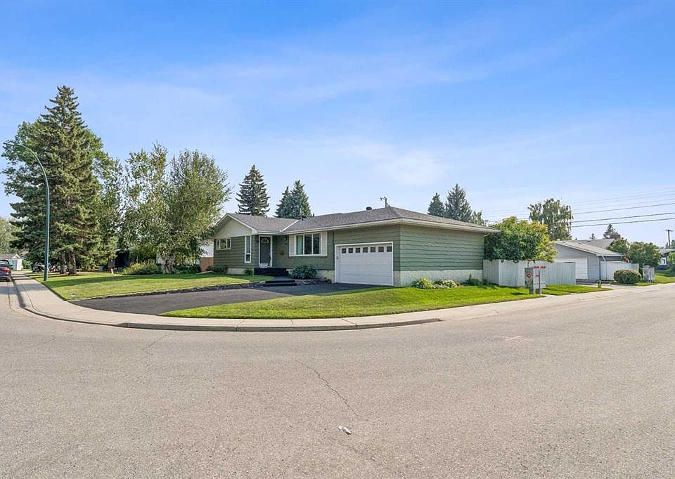 1st image of 10719 E Mapleshire Cres SE