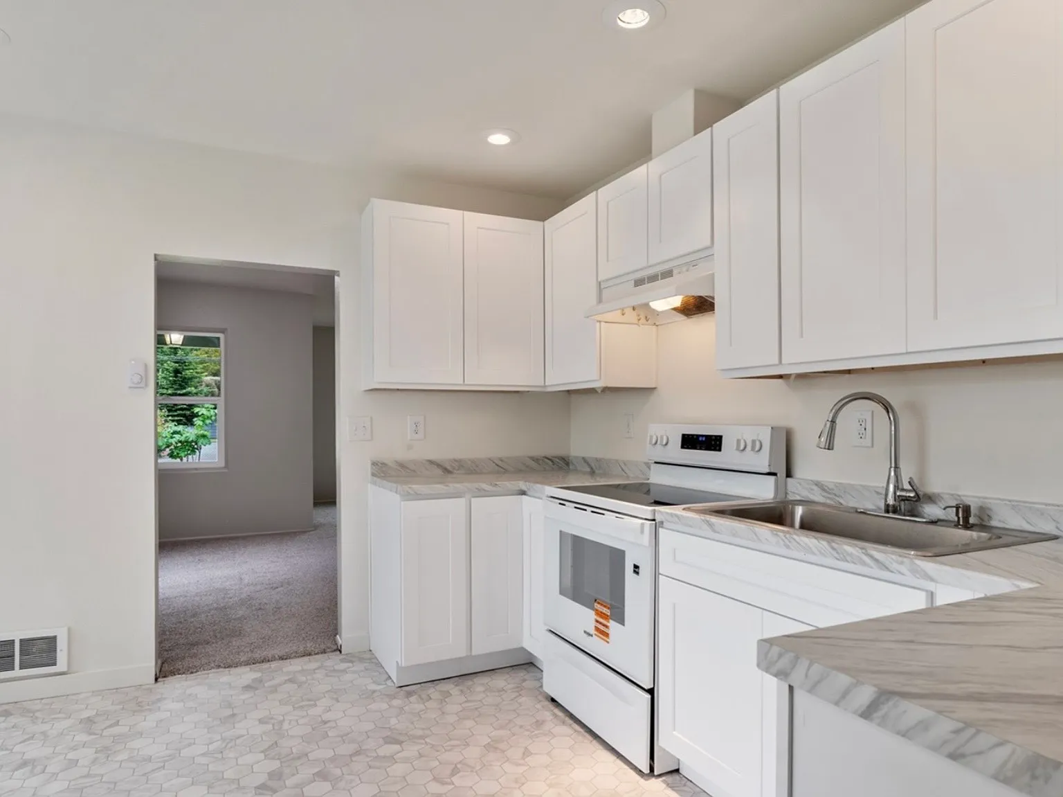 3 bed, 2368 sqft, $3,450 — Photo 4