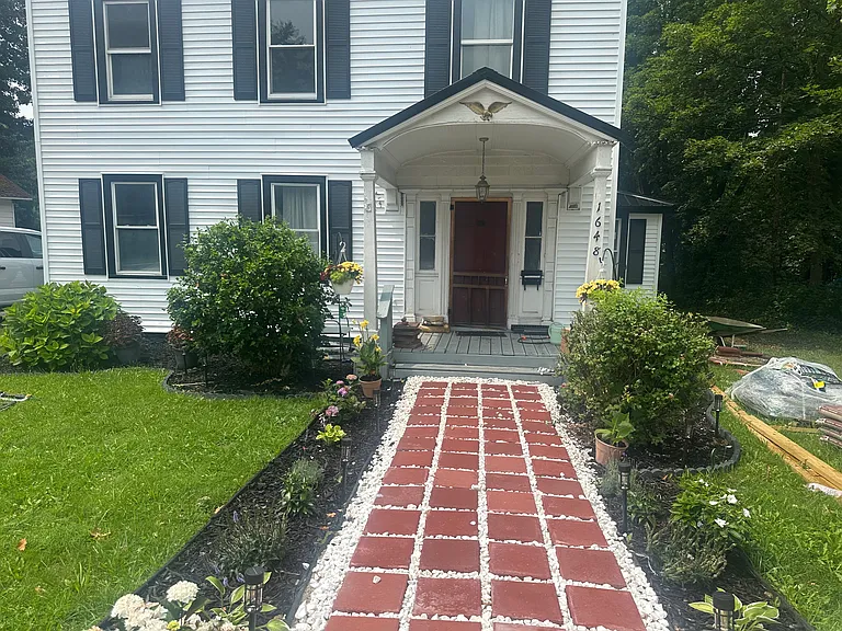 1648 Valley Dr — Photo 1