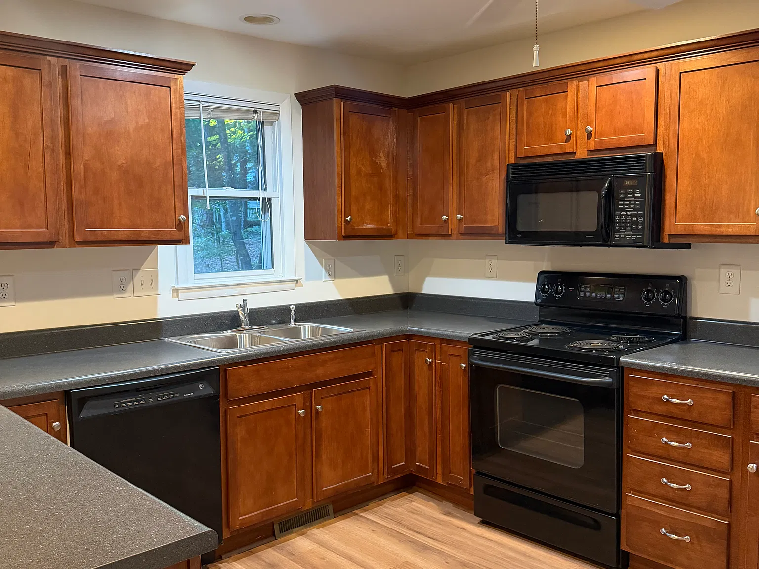 2 bed, 2.5 bath, 1100 sqft, $1,600 — Photo 2