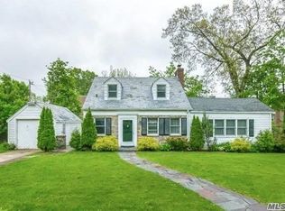 12 Gloucester Ct, Great Neck, NY 11021