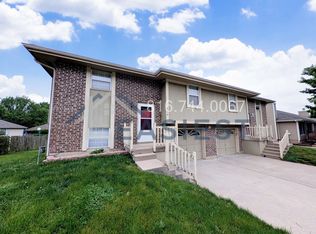 206 SE Greystone Dr, Lees Summit, MO 64063