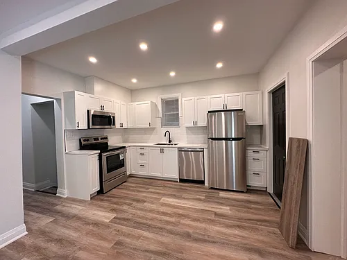 128 Wentworth St N #1 Photo 1