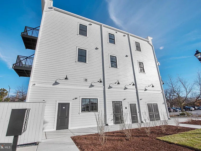 123 S Washington St #202 — Photo 4