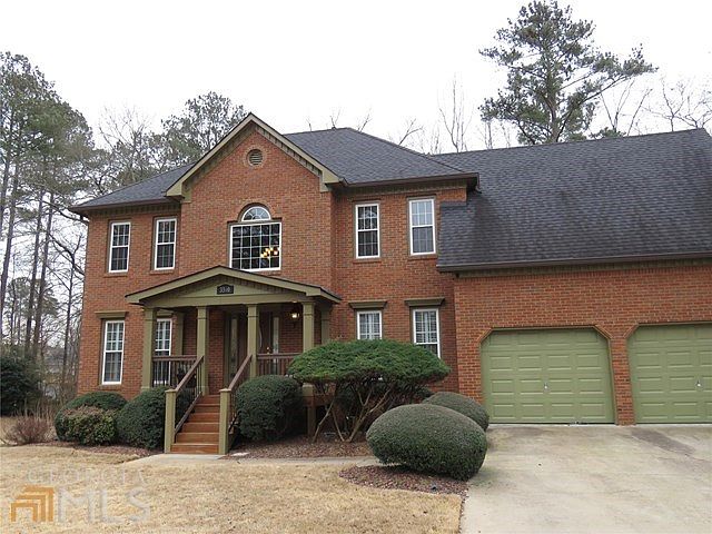 Front view with level driveway