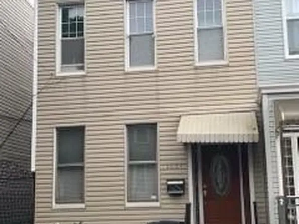 1864 Harman St, Flushing, NY 11385