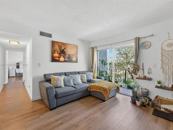 8950 NE 8th Ave APT 402, Miami, FL 33138