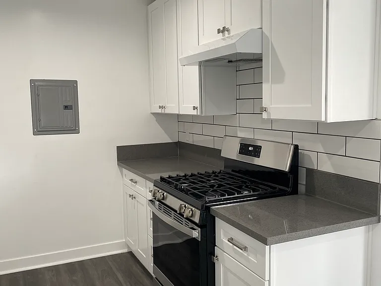 711 W 81st St #5 — Photo 2