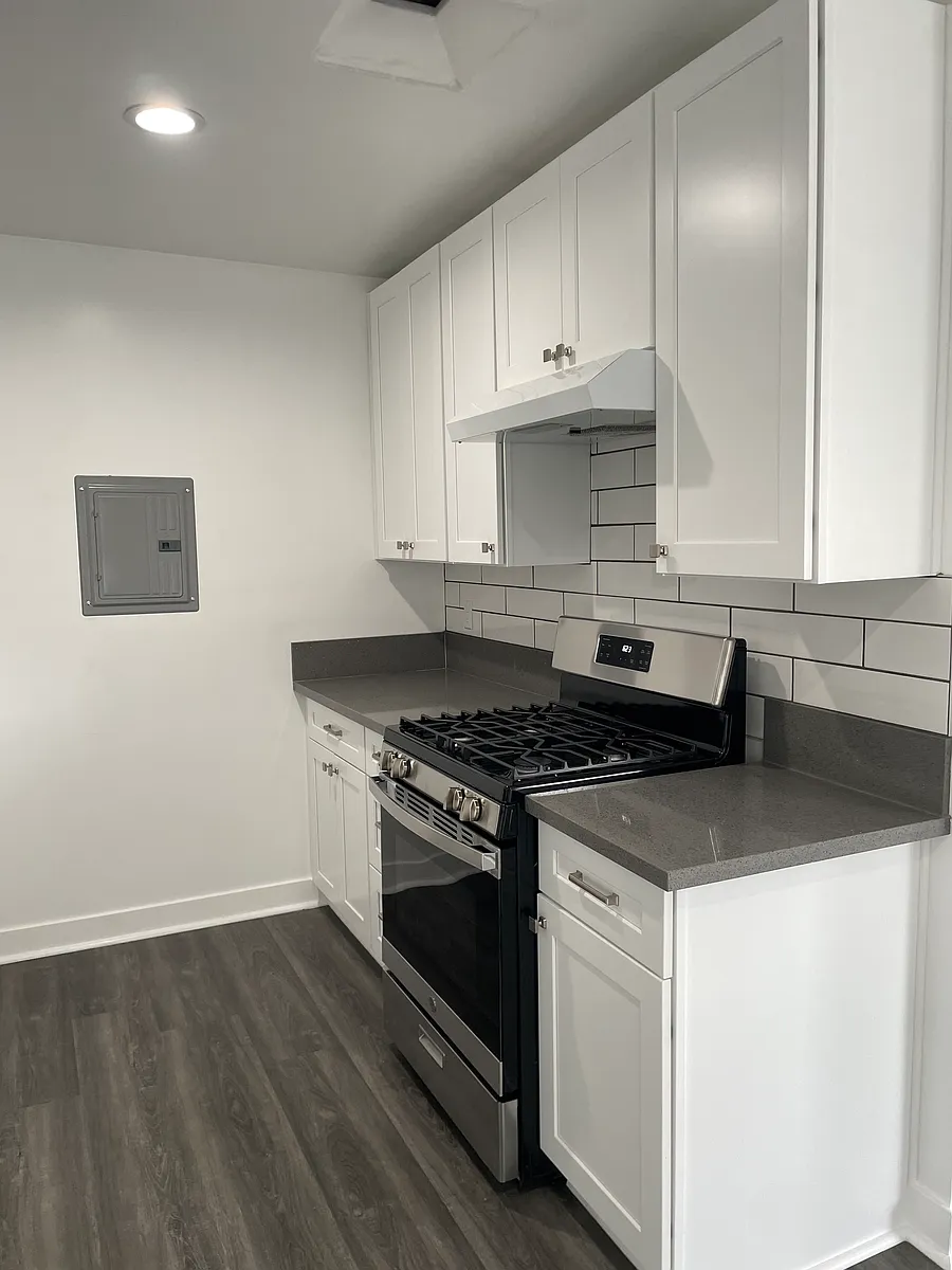 Building Photo - 711 W 81st St #5