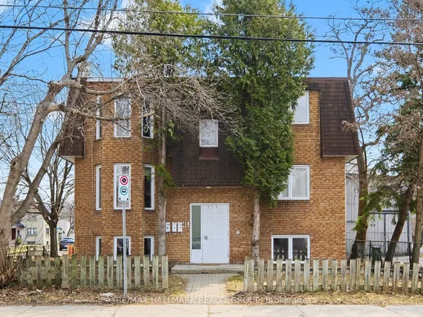 112 Barrette St #1, Ottawa, ON K1L 8A3