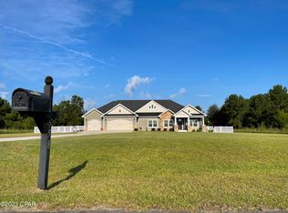 558 Lakepointe Dr, Chipley, FL 32428