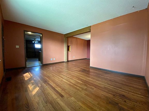 4th image of 318 Stanley Dr
