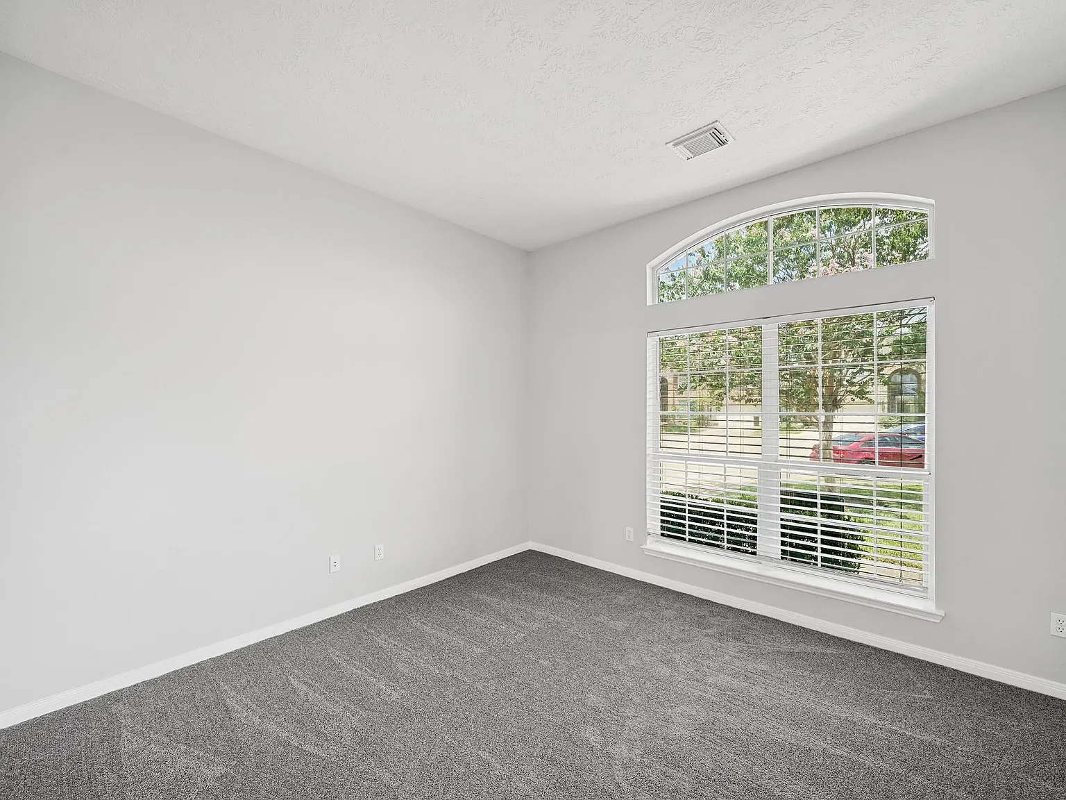 3 bed, 2.0 bath, 1841 sqft, $2,100 — Photo 3