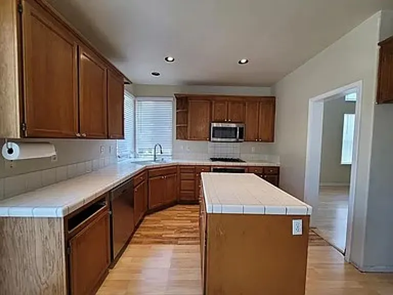 2377 Yorkshire Dr — Photo 8