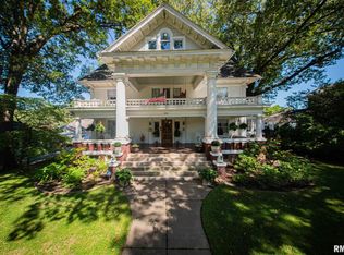 210 W Walnut St, Harrisburg, IL 62946