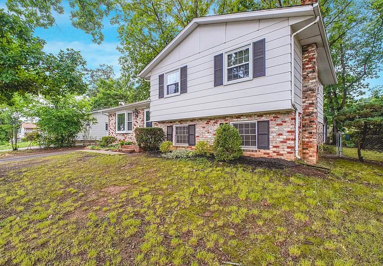 408 Deerwood Dr — Photo 2