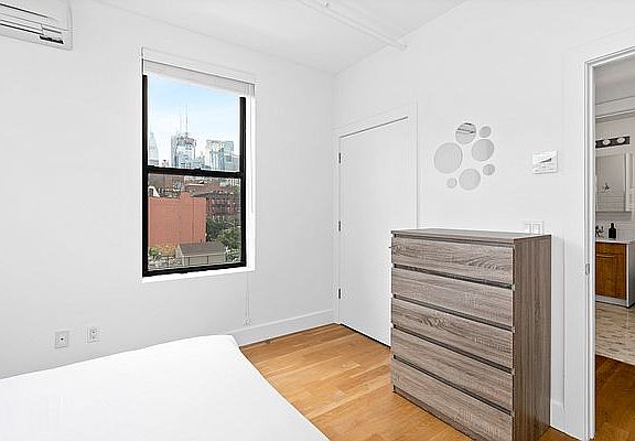 5th image of 517 W 45th St #42D
