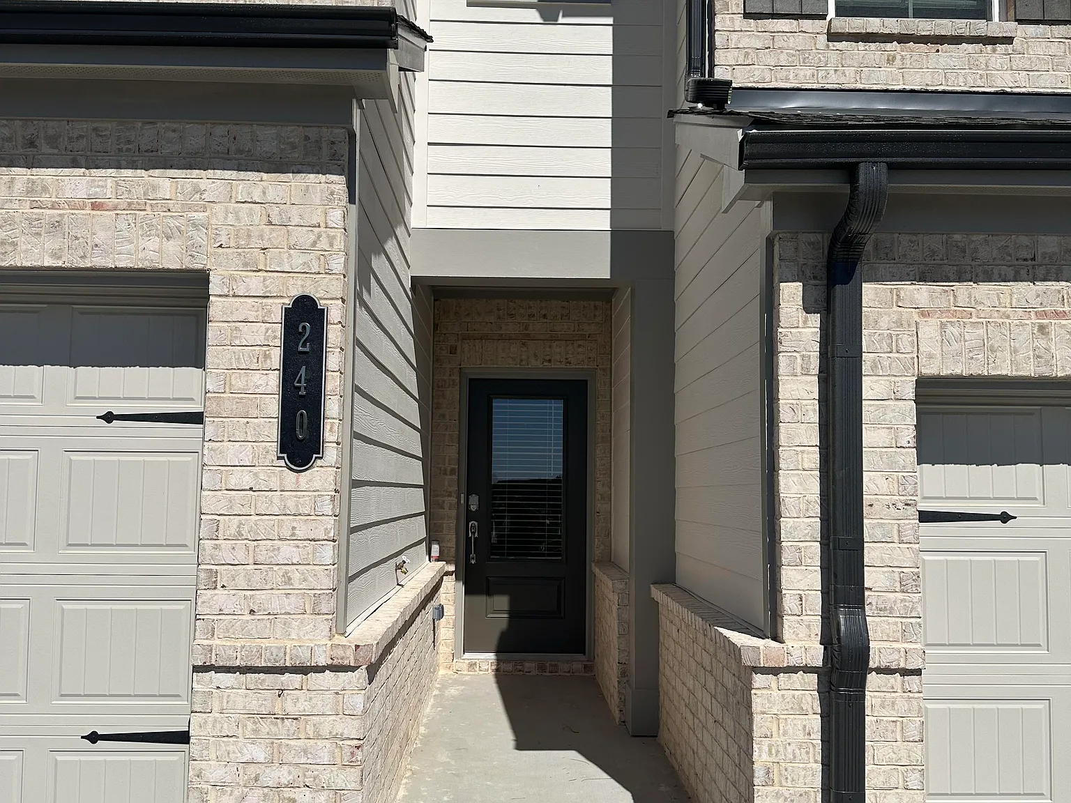 3 bed, 2.5 bath, 1836 sqft, $2,150 — Photo 2
