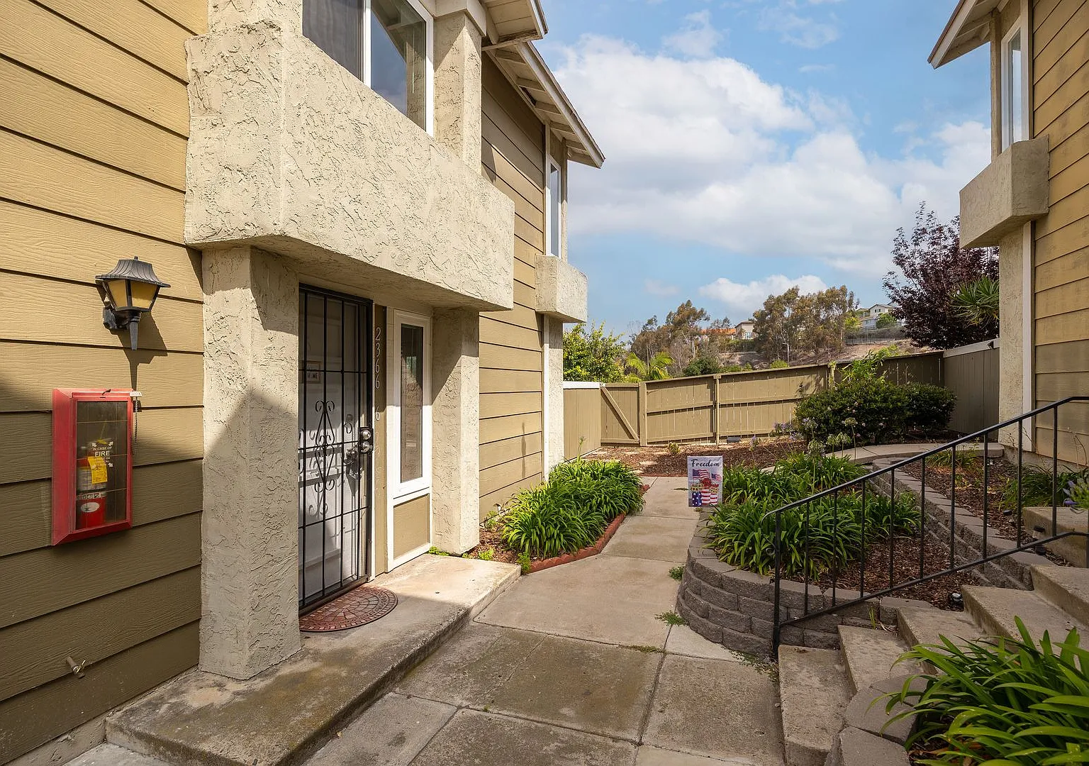 Fully Renovated 3-Bedroom Home in the South Bay Townhomes Community! — Photo 2