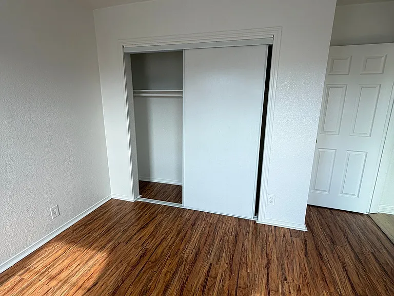 714 E 108th St #7 — Photo 7