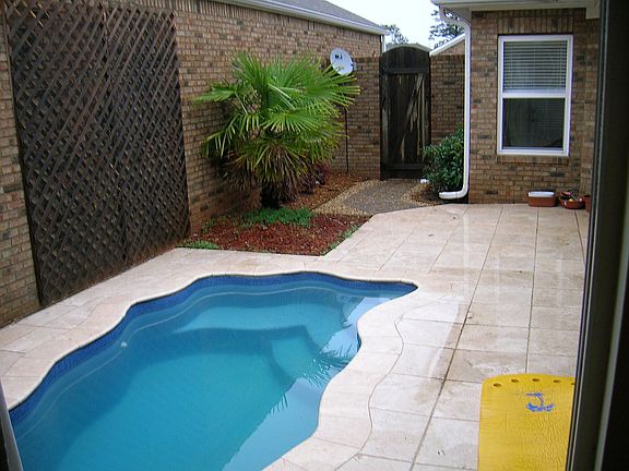 Courtyard with Soaking Pool