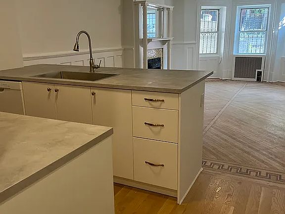4th image of 819 Lincoln Pl