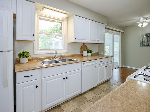 2nd image of 22977 Grandeur Ave