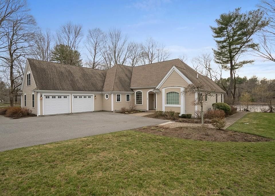1st image of 18 Poquanticut Ave