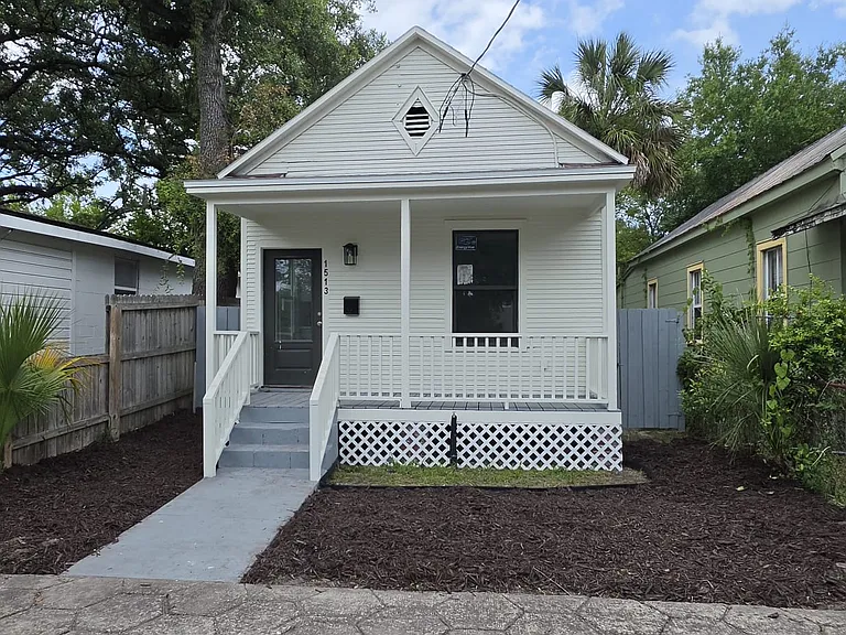 1513 Ionia St — Photo 10