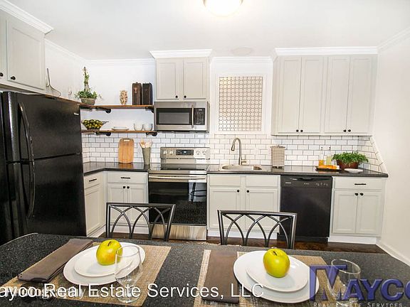 2nd image of 108 1/2 Robinson Pl