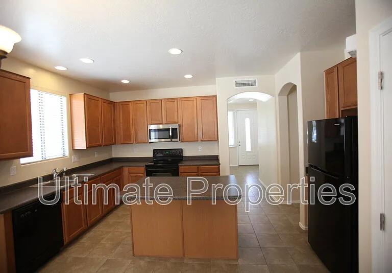 2230 W Oyer Ln — Photo 3