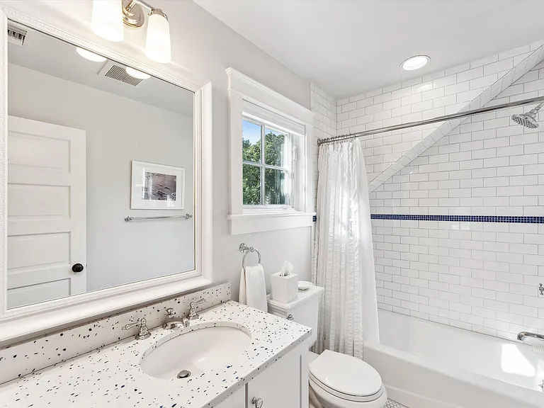 32 Franklin Ave — Photo 9