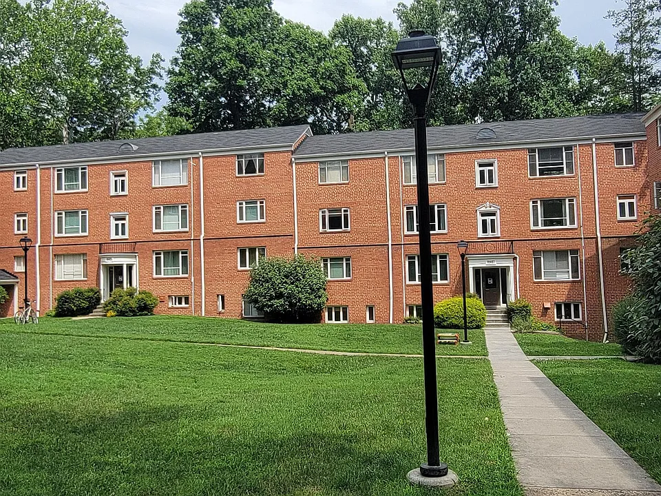 10407 Montrose Ave #201