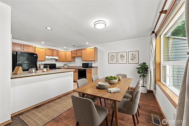 5th image of 2233 E Birch Street