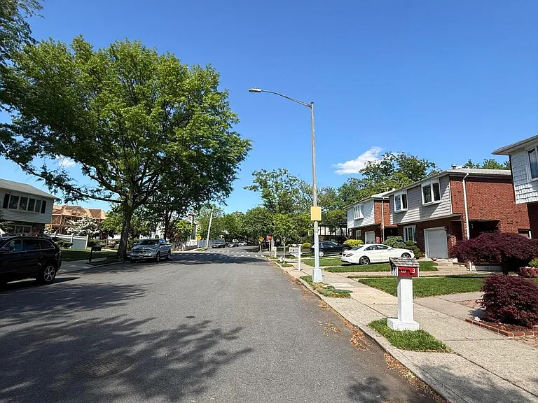 76 Valdemar Ave #2 — Photo 5