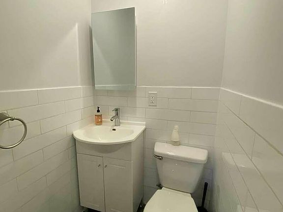 4th image of 466 Willoughby Ave APT 3