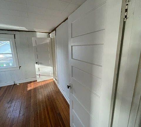5th image of 301 N Houston St